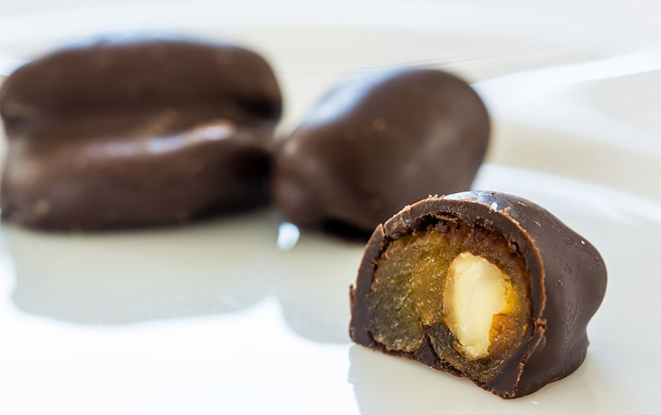 candy-chocolate-apricots-with-almonds-natural-store-kyiv